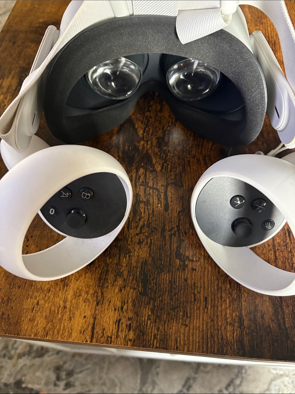 Oculus White Standalone VR Headset with White Controllers